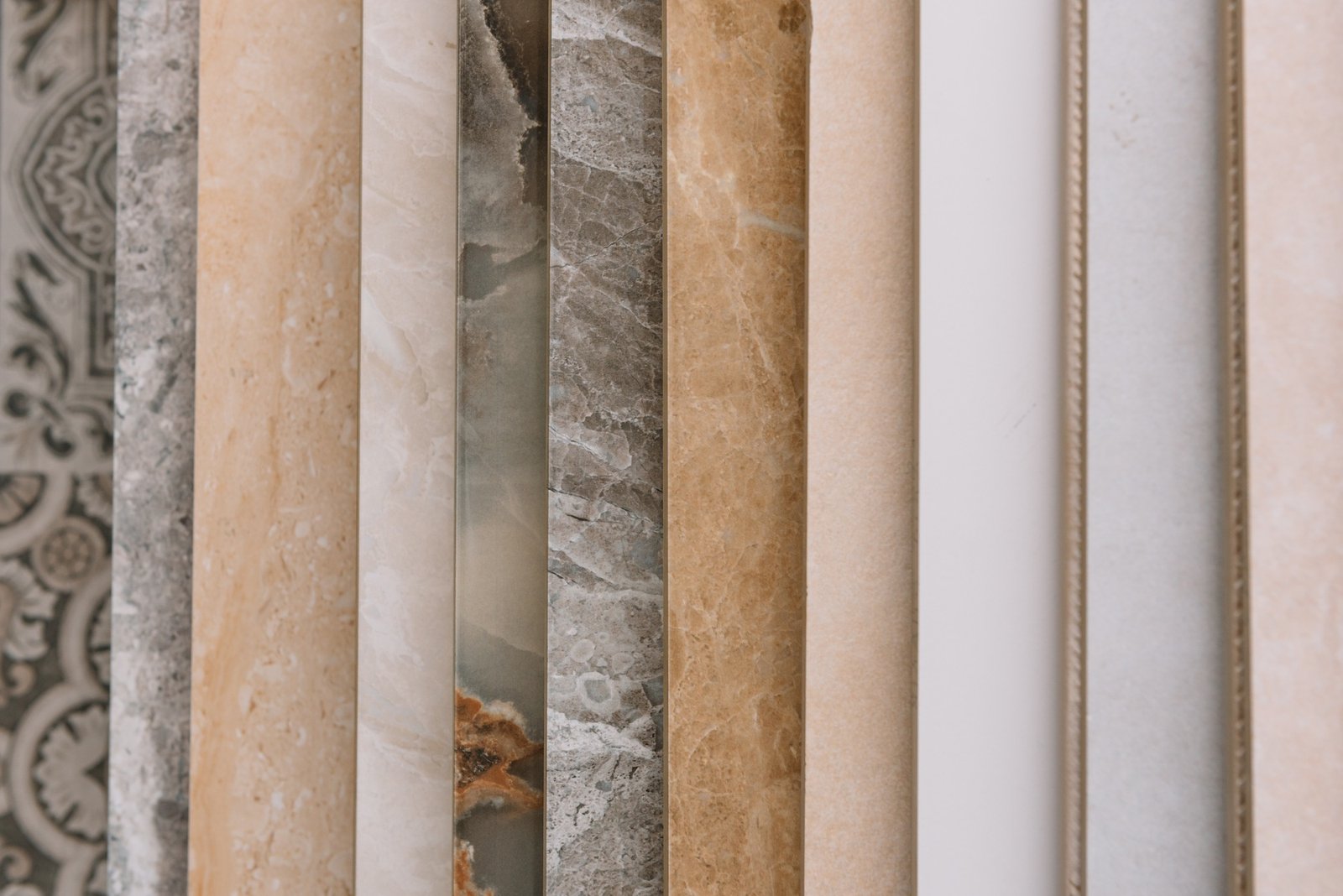 reformas integrales en Garrucha,reformas de cocinas,renovación de puertas y ventanas,alicatado de viviendas reformas integrales en Garrucha Tiles in different colors. ceramic tile shop.